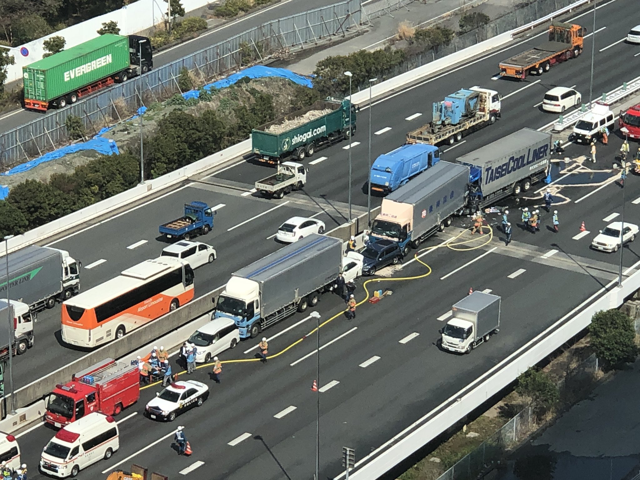 画像 オフィスのトイレから見下ろせる首都高湾岸線でトラック乗用車合わせて6台の玉突き事故😵．有明首都高湾岸線