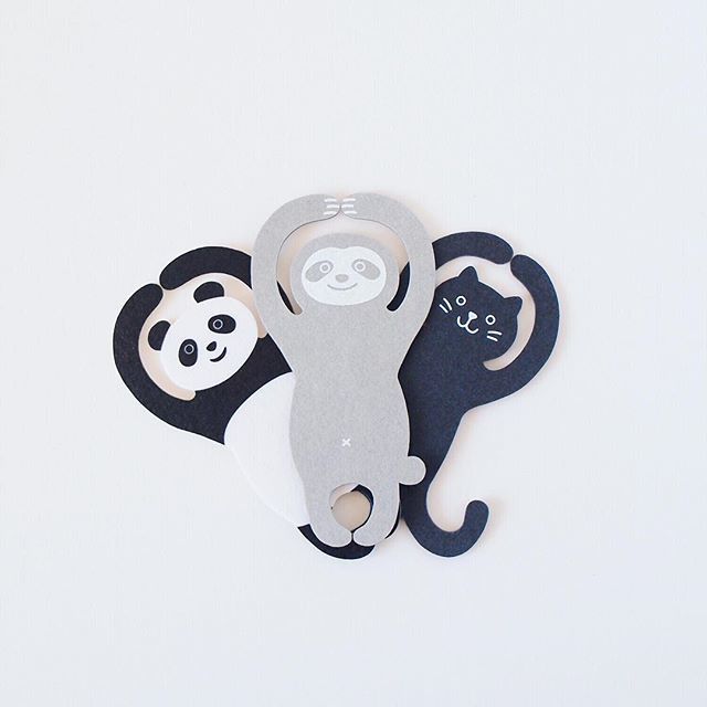 sugaiworld's tweet image. What do you think these are? 
友達の、輪！🙆‍♂️🙆‍♀️ .
#earphone #cableorganizer #cableholder #sugaiworld #earphonebuddy #sloth #panda #cat 
#イヤホン収納 #ケーブル収納 #スガイワールド #イヤホンバディー #ナマケモノ #パンダ #黒猫 instagram.com/p/BunCvagAUP3/