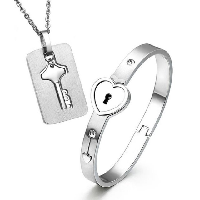 KalironaF's tweet photo. I'm selling Stainless Steel Love Heart Lock Bracelet for ₱699. Get it on Shopee now! https://t.co/bky9N66B2r #ShopeePH https://t.co/WBEx78HRuq
