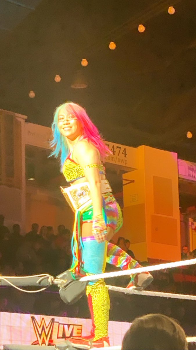 V_Bizzarro's tweet photo. We love you Asuka!  @WWEAsuka 💜 #wwewhiteplains @WWEUniverse https://t.co/FpIo84EHNI