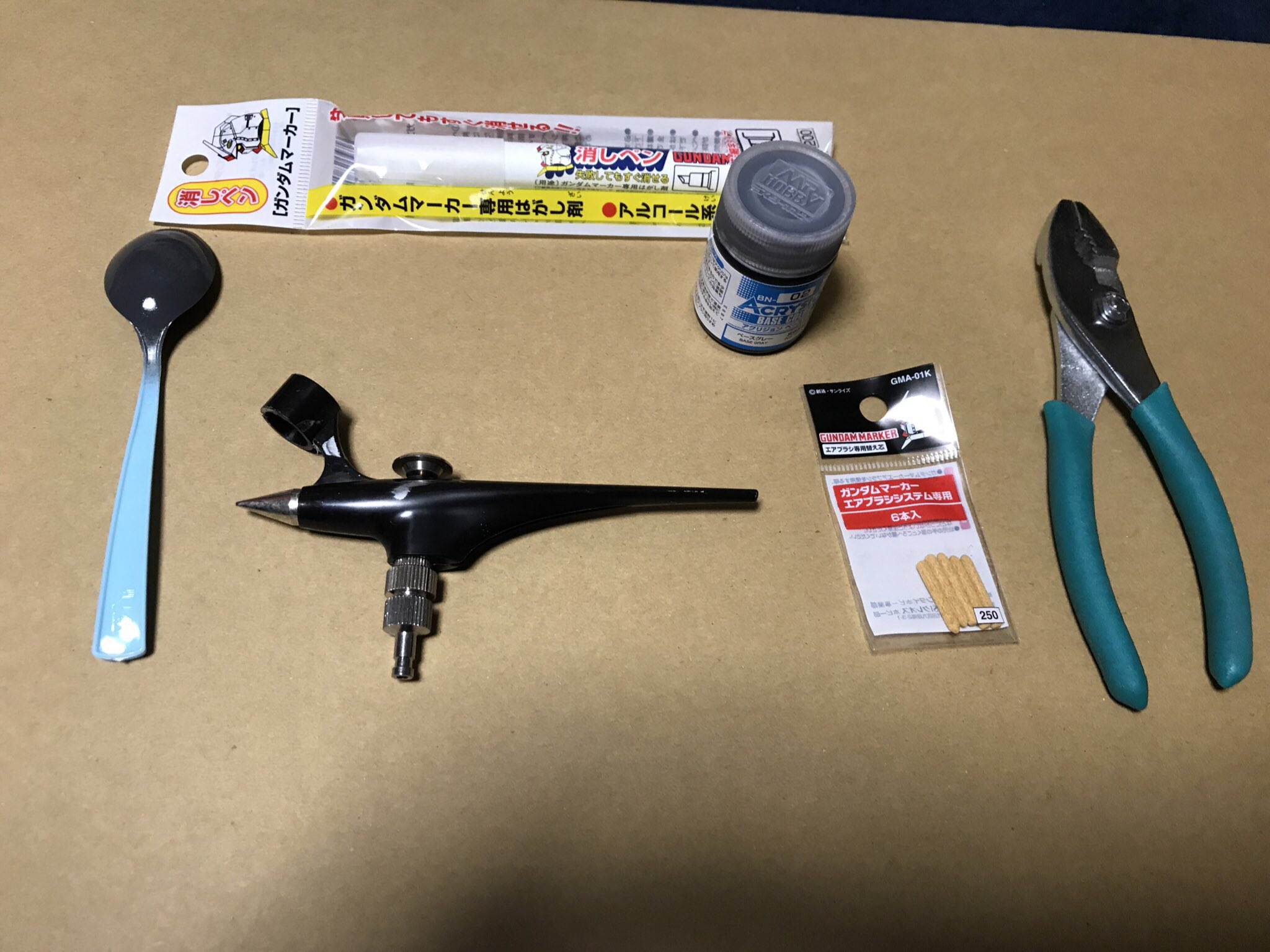 あぬびすん ラッカーマーカーと アクリジョンマーカー 自作したけど普通にクレオスさんから出して欲しい それかゴッドハンドさんあたりから 詰め替えマーカー出してくれないかしら ロ ੭ 大量に消しペンの中身が溜まってく 笑 ガンダム