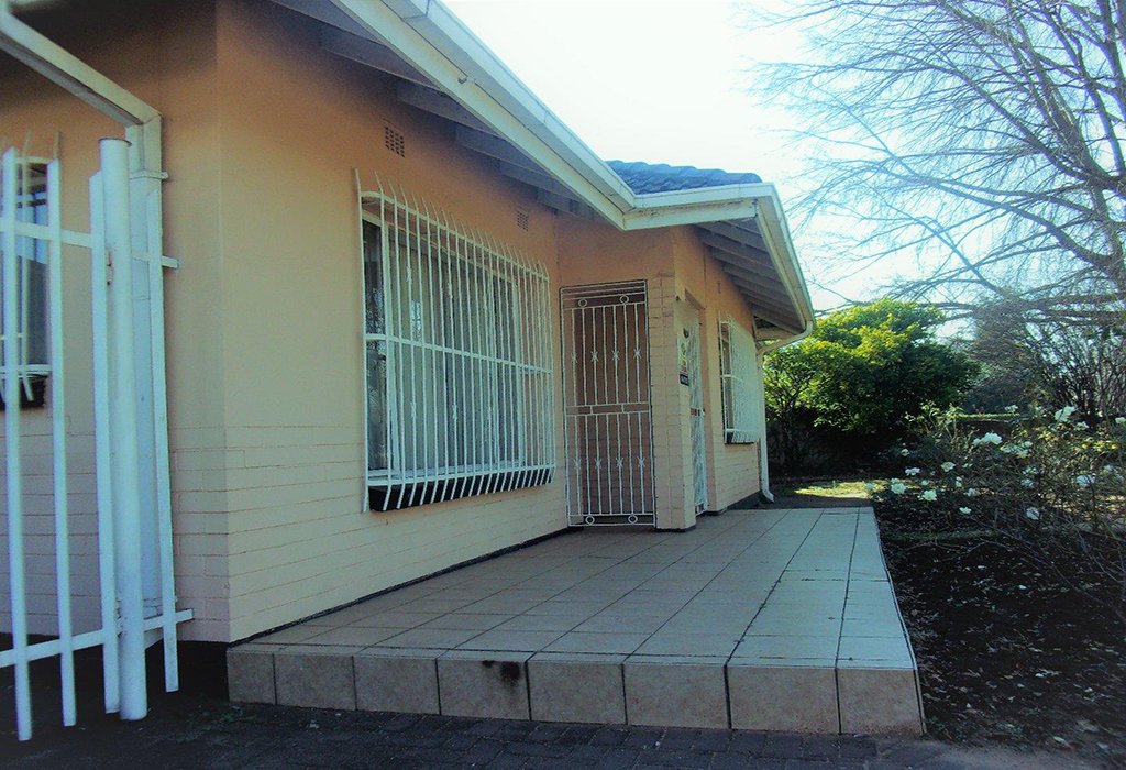 listurpropertyS's tweet photo. Friendly family home seeking new owners! @ Three Rivers

Mr.Hannes Jamneck  From  De-Properties

https://t.co/jIYtvlYrhb
#SaleProperties #PropertyIn https://t.co/O91P5dGagB