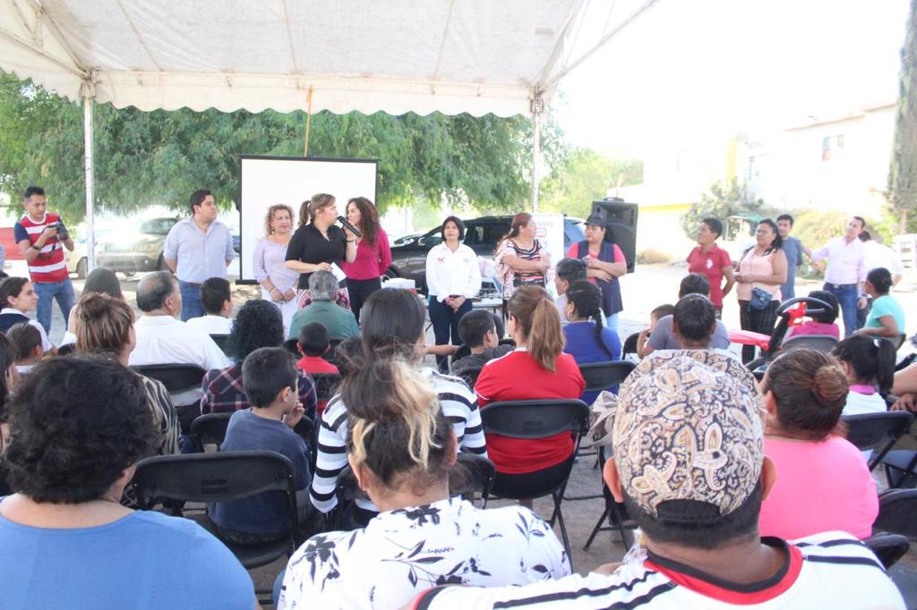 YOLANDACEPEDAE's tweet photo. Trabajando con cabeza corazón somos @PRI_SLP https://t.co/VDl7NuHtOc