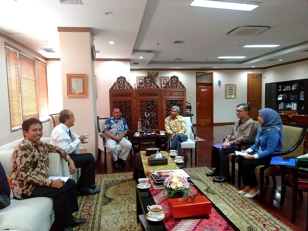 diplik_kemlu's tweet photo. Wakil Menteri Luar Negeri didampingi Direktur Diplik @azisnw menerima tim dari Yayasan Insancita Bangsa (YIB) yg diketuai Prof Dr Laode M. Kamaluddin. YIB adalah yayasan yg menghimpun potensi nasional &amp; menyiapkan generasi muda Indonesia utk lanjutkan studi di luar negeri. https://t.co/j0sCUA0x6x