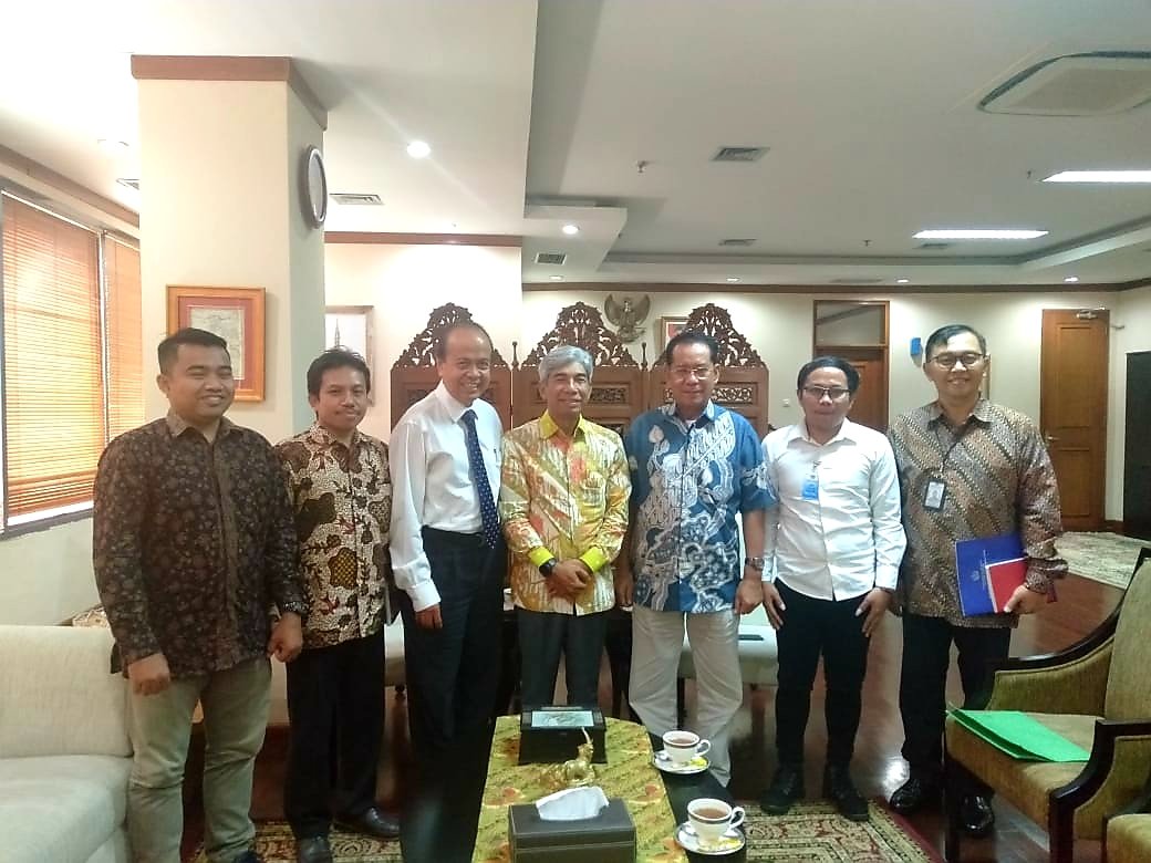 diplik_kemlu's tweet photo. Wakil Menteri Luar Negeri didampingi Direktur Diplik @azisnw menerima tim dari Yayasan Insancita Bangsa (YIB) yg diketuai Prof Dr Laode M. Kamaluddin. YIB adalah yayasan yg menghimpun potensi nasional &amp; menyiapkan generasi muda Indonesia utk lanjutkan studi di luar negeri. https://t.co/j0sCUA0x6x