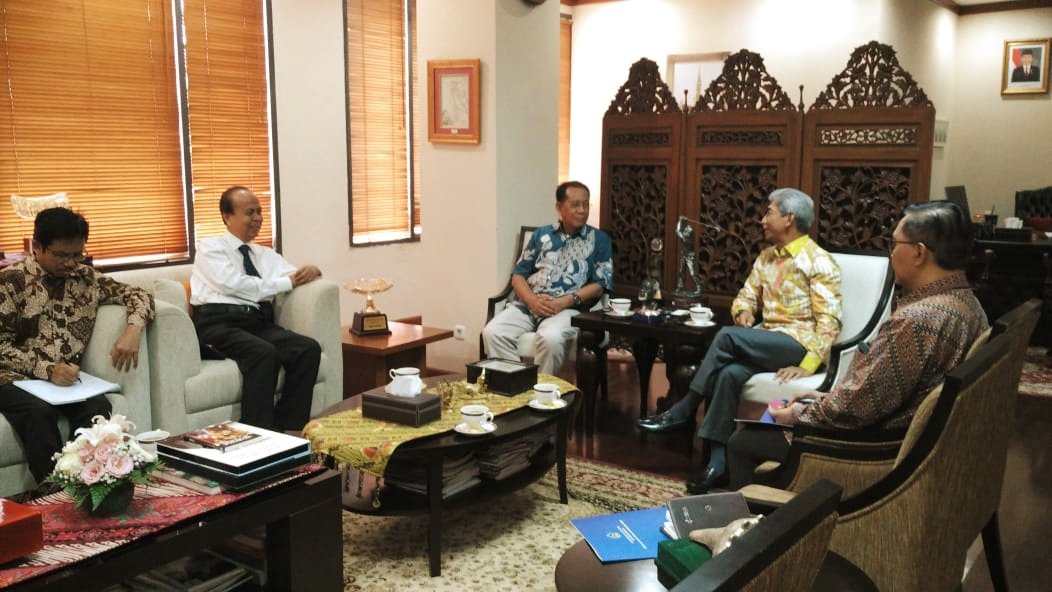 diplik_kemlu's tweet photo. Wakil Menteri Luar Negeri didampingi Direktur Diplik @azisnw menerima tim dari Yayasan Insancita Bangsa (YIB) yg diketuai Prof Dr Laode M. Kamaluddin. YIB adalah yayasan yg menghimpun potensi nasional &amp; menyiapkan generasi muda Indonesia utk lanjutkan studi di luar negeri. https://t.co/j0sCUA0x6x