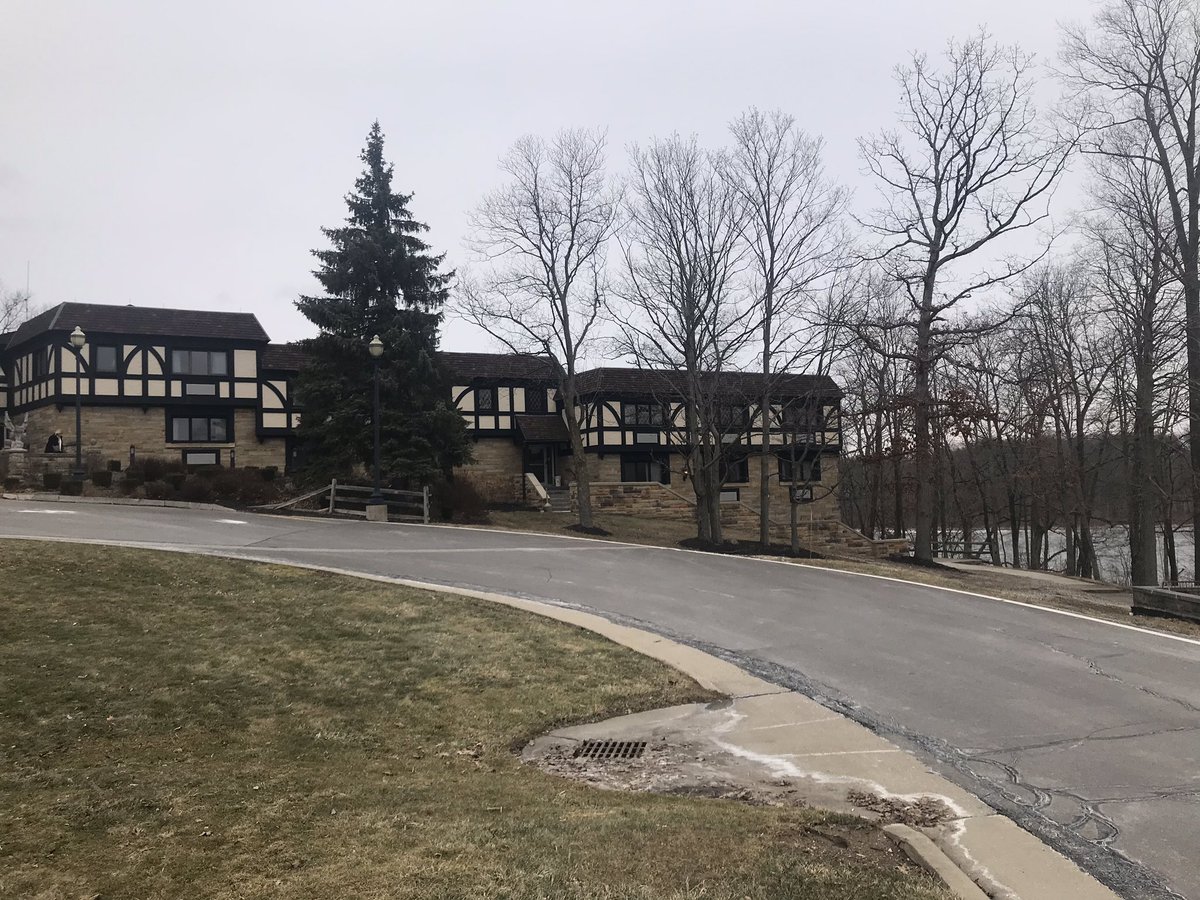 MichaelLoos5's tweet image. This was my “stage” this weekend. Great place to perform and the crowd was lively!