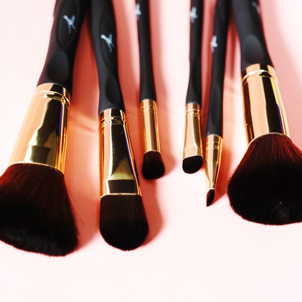EverBilenaPH's tweet photo. Looking for makeup tools? Kris brush set will help you create the perfect look. Order now at @Lazada 

#EBKrislifekit https://t.co/AsD8YGn8E1