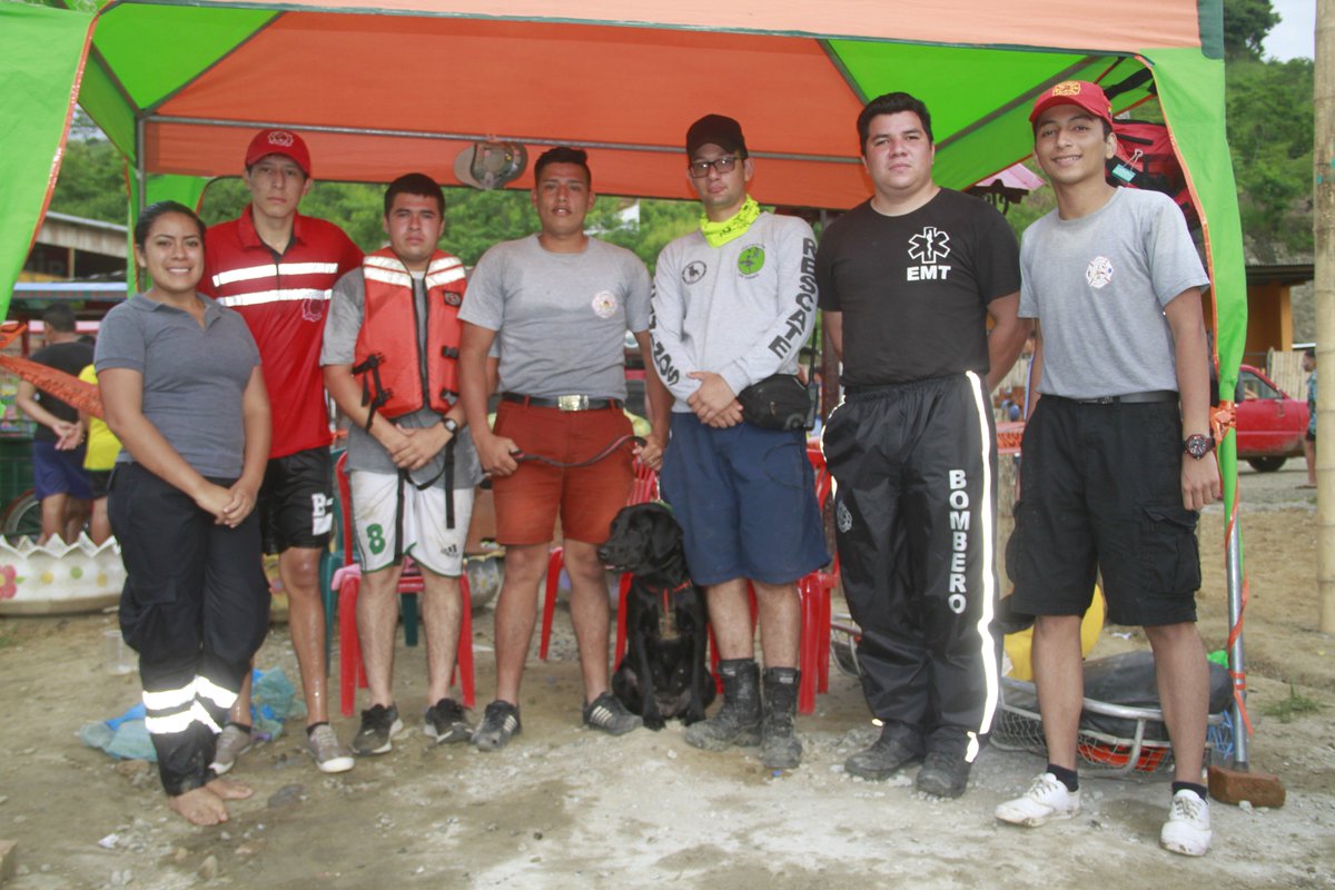bolivarmanabi's tweet photo. 3/ Funcionarios del Cuerpo de Bomberos Casimiro Farfán de #Calceta, estuvieron atentos a cualquier emergencia, en  #BalnearioPlatanales #Carnaval2019 https://t.co/diFhHeZKt6