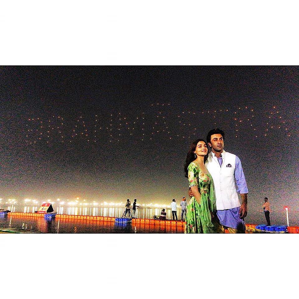MazaMultimedia's tweet photo. @aliaa08 &amp; #RanbirKapoor launch the logo of #Brahmastra in a grand manner with 150 drones lit up at the #KumbhMela .

#AliaBhatt #RanbirKapoor #ayaanmukherjee #dharmaproduction #Brahmastra #BrahmastraLogoLaunch https://t.co/CTWm8GAw9i