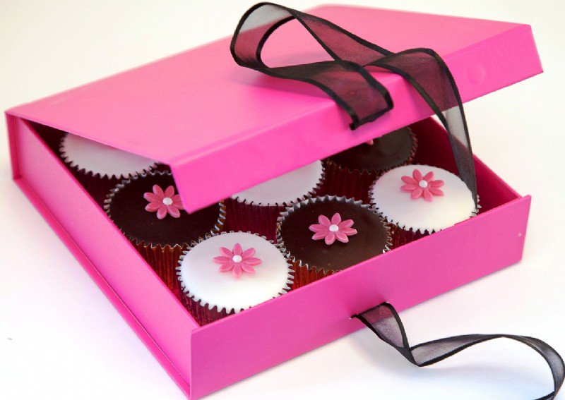 CaketoppersLtd's tweet photo. #Competition time.  #Win a delicious box of 9 flower cupcakes delivered in time for Mothers Day.  RT and Follow to enter.  T&amp;Cs https://t.co/KH9kW2qGxT ….  Competition closes 27/03/19.  Follow us on facebook and instagram for additional entries #giveaway #caketopperscompetition https://t.co/tIEAN3R9Vw