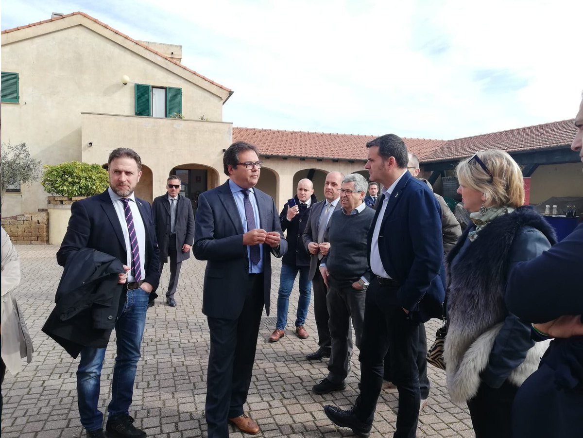 SocialMasaf's tweet photo. #Albenga | Il Ministro Gian Marco #Centinaio ha visitato questa mattina il Centro di Sperimentazione e Assistenza Agricola #CeRSAA, Azienda Speciale della Camera di Commercio Industria Artigianato ed Agricoltura Riviere di Liguria. https://t.co/xA7LThGv1s