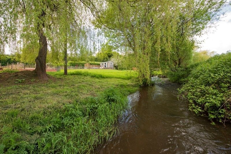 WatersideHuts's tweet photo. Another beautiful day at the Shepherd huts. #shepherdhuts #glampinglife #glamping #beautifuldevon #riverkenn #kenn #willowtrees #windinthewillows https://t.co/9BaX8fc7ql
