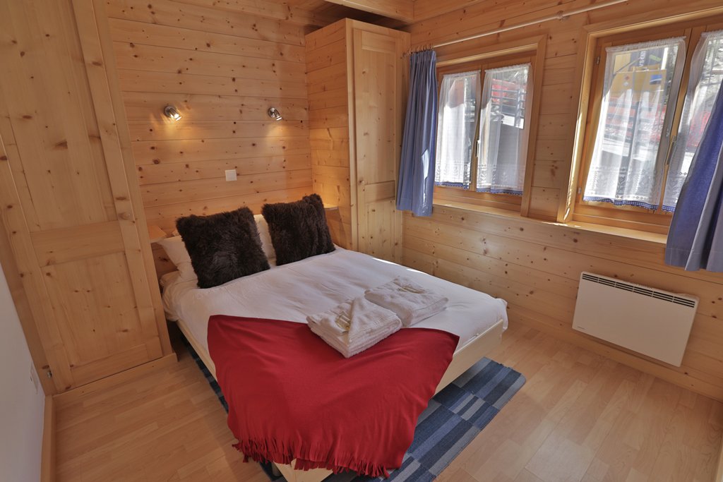 SkiArmadillo's tweet photo. Do you and 5 others want to visit Verbier in March or April? We still have some catered chalets available, including CHALET DARBAY. 😍 This free-standing chalet in the heart of the resort gives you easy access to all things skiing and après-ski. ⛷🥂

#TravelTuesday #holidays https://t.co/vc0PrKrJNf