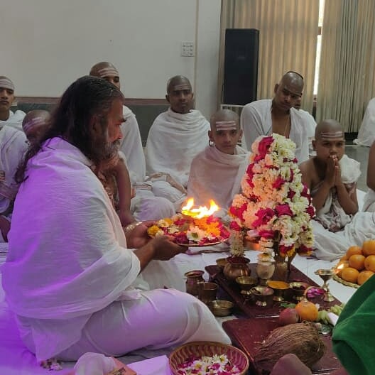 GujaratVDS's tweet photo. Celebration of the Shiva Tattva Art of Living
#Gujarat Ashram
#Vaidic #Traditional #Chants
MAHA RUDRA PUJA #Vasad_Ashram
With our swamiji @br Ashok ji https://t.co/aT5hLyHuro