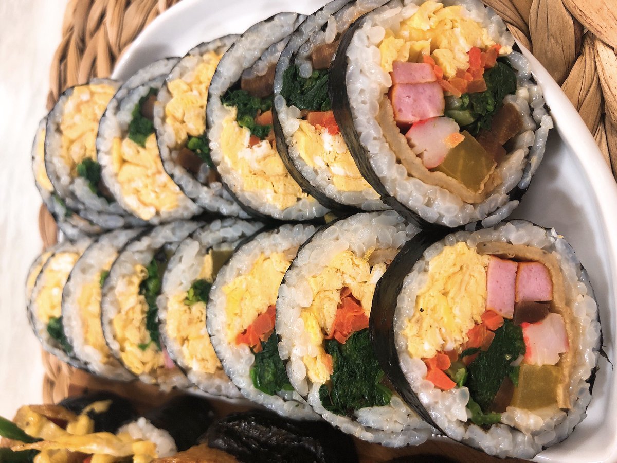 nan2343's tweet photo. #소소한밥상놀이 

 #한끼밥상놀이 #집밥 

 #김밥 #꼬마김밥
 #꼬마뚱김밥
 #교리김밥 
 #시금치김밥
 #기본김밥
 #생딸기쥬스

오랜만에 김밥이요~~🤗

중학교 생활 이틀째. 
형아로 변해가는. 
널 적응해야하는데. 
난 아직 준비가 안됐음. 😩

 #아들밥상
 #세째딸램공주님밥상 https://t.co/OmvzCQX5R2
