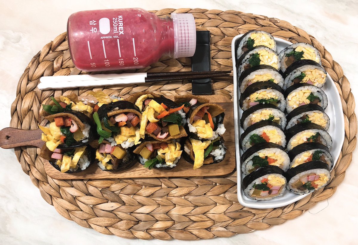 nan2343's tweet photo. #소소한밥상놀이 

 #한끼밥상놀이 #집밥 

 #김밥 #꼬마김밥
 #꼬마뚱김밥
 #교리김밥 
 #시금치김밥
 #기본김밥
 #생딸기쥬스

오랜만에 김밥이요~~🤗

중학교 생활 이틀째. 
형아로 변해가는. 
널 적응해야하는데. 
난 아직 준비가 안됐음. 😩

 #아들밥상
 #세째딸램공주님밥상 https://t.co/OmvzCQX5R2
