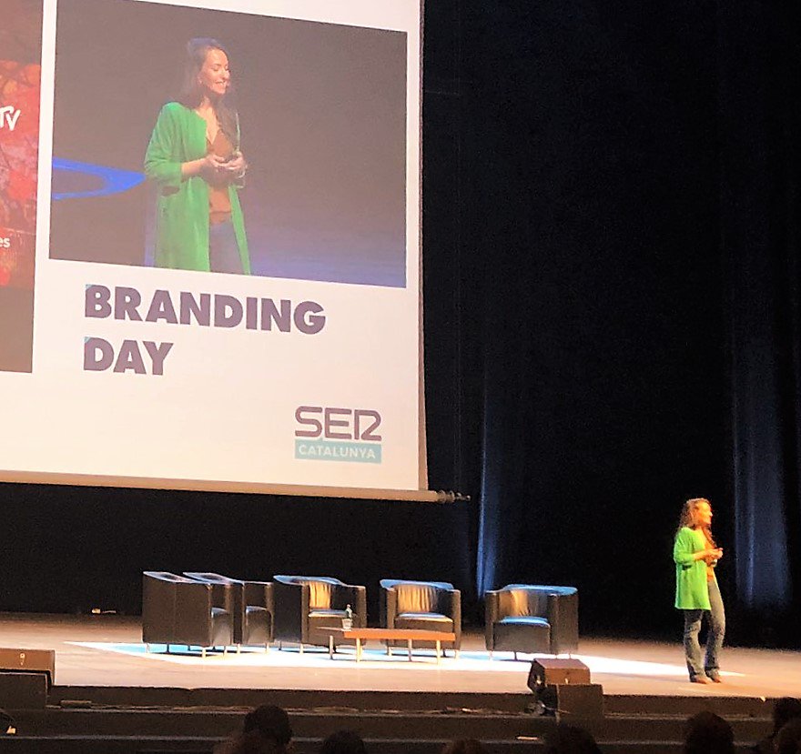 DanielBelCacho's tweet photo. Fabiana Cumia, directora de comunicación de @RakutenTV_ES nos comparte su receta para el awareness: 1) accesibilidad -que tu público te  encuentre allá donde quieres conectar con él- 2) patrocinios, 3) embajadores... y trabajar con pasión. @socialnautas #brandingdaybarcelona https://t.co/DDpvsUy0Rw