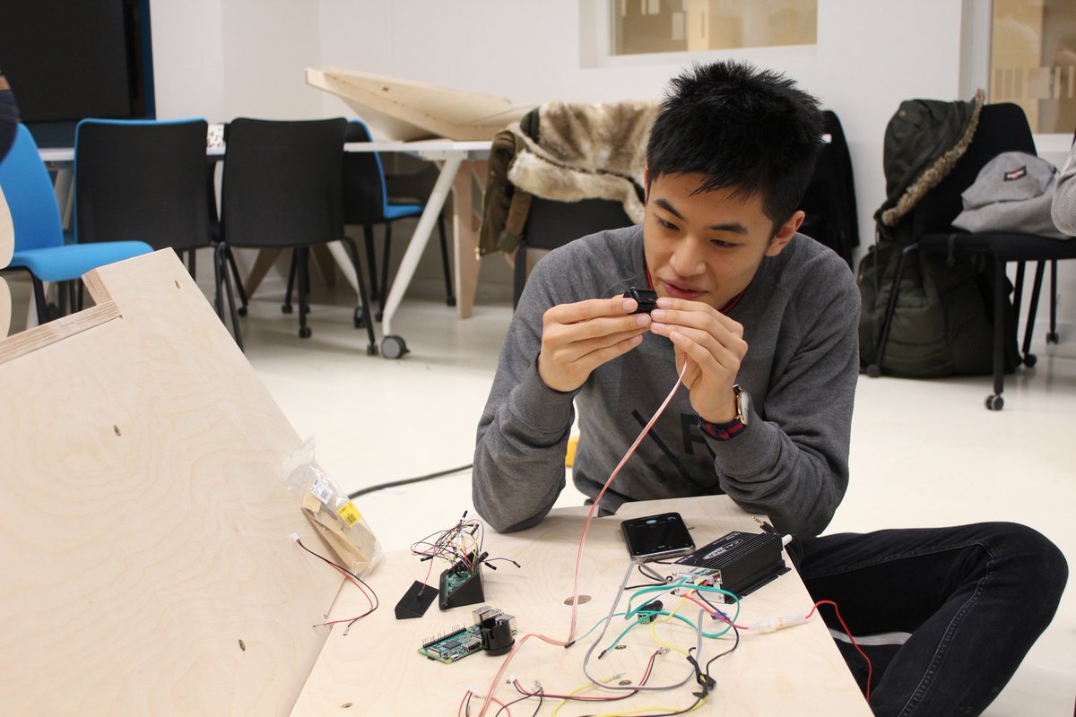 studio361_'s tweet photo. Au @makerslab_ d'Ecully le #bootcampIA, 20 participants découvrent l'IA en fabriquant AIpod, le fauteuil qui génère de la musique à partir des articles académiques des chercheurs de l'école. Vous les découvrirez bientôt dans les couloirs de l'école 🚀 https://t.co/nmaxYtbHJa