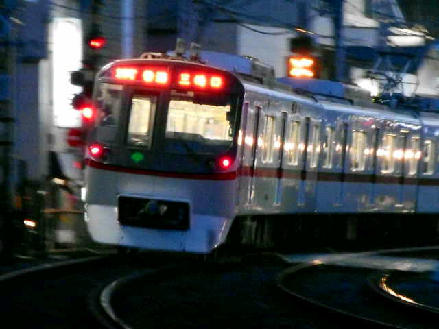 macchan_prin's tweet photo. パッと見は流し撮りスタイルのゴミ画像だけど、街灯が車両を照らしてる感が良かったりする。  何でも、前向きに考えよう的な♪   #撮り鉄 #都営5300形 #立石ｶｰﾌﾞ https://t.co/9lP0lOxUat