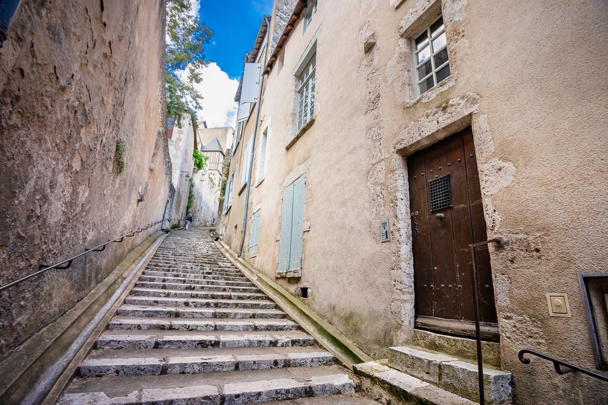 dianedeguerny's tweet photo. les vieilles ruelles avec les vieilles portes qui font beaucoup du charme de #Blois.
Encore un mois, et je laisserai ma place ici à d'autres chanceux !
..
.
.
.
#villedeBlois #ruelles #France #photography #architecture #moving https://t.co/EjGfkc8dcT