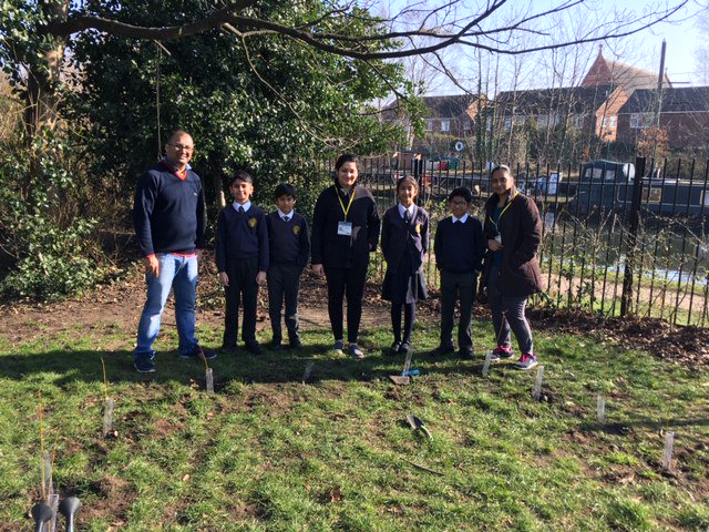 EPAMSystems's tweet photo. #EPAMUK had a great time planting 20 oak and willow trees with the pupils and teachers at @SpringfieldSPS! We’re committed to improving our energy efficiency across EPAM, and this local initiative is a small step toward reducing our overall carbon footprint. #EPAMCSR https://t.co/A3uf9OSted