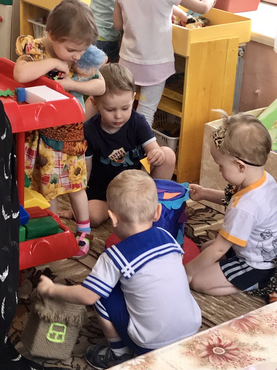 #СтажировкаЗеленогорск2019 #ШколаРосатома Стажеры наблюдали виртуозные приемы инициирования и поддержки режиссерской игры Ириной Хаустовой. При такой поддержке дети играют везде-на столе, спрятавшись под столом, на окне, рисуя на листе бумаги, на макете, и даже в шляпе волшебника