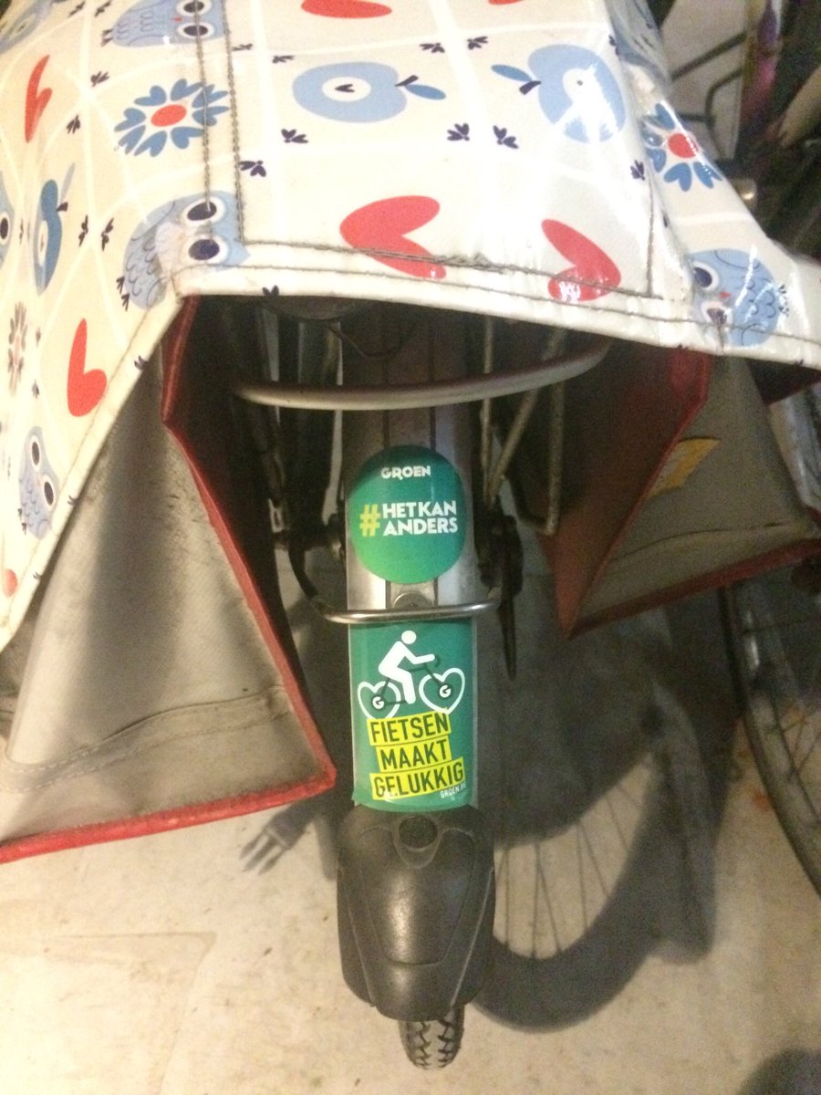 BelindaMTL's tweet photo. Gisteren door weer en wind met de fiets om dit tegen te komen naast me in de fietsenstalling! Makes it all good 💚🚲 @groen https://t.co/MYLf5qO2kx