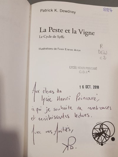 Lycee_Poincare's tweet photo. #patrickdewdney est venu rencontrer au #CDI les élèves du @Lycee_Poincare qui participent à @imaginales ce lundi de 11h à 13h. Un échange riche, constructif et convivial, sur ses œuvres, son parcours, et son métier. https://t.co/hGj4Nb8FBo