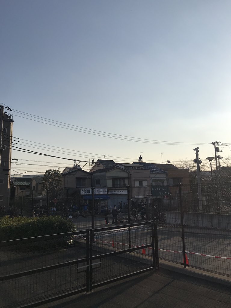 brettkwan's tweet photo. There are even journalists on rooftops trying to get the best vantage point. https://t.co/rdzUOGUMhc