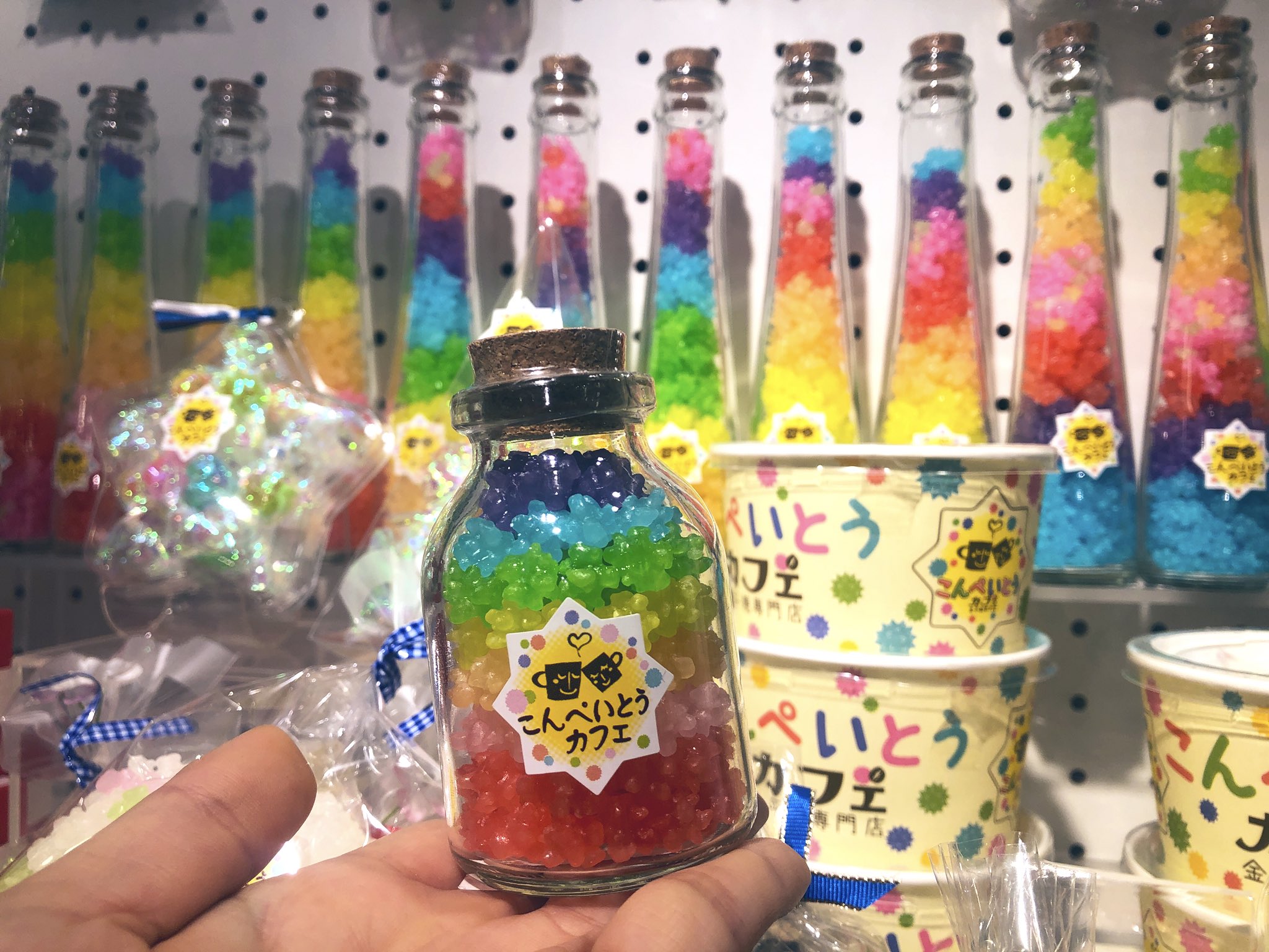梅田ロフト 手作りの金平糖専門店 色ごとに味が異なる金平糖を一つ一つ手作業で色鮮やかに瓶詰めしています バレンタインのお返しや春のプチギフトにおすすめです W 1階ロフトマーケット ホワイトデー Whiteday おやつ こんぺいとうカフェ