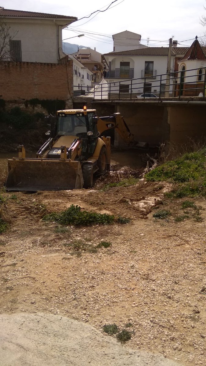 SEMATrabuco's tweet photo. Limpieza del cauce Del Río en su tramo urbano. https://t.co/trYAyZ5BBr