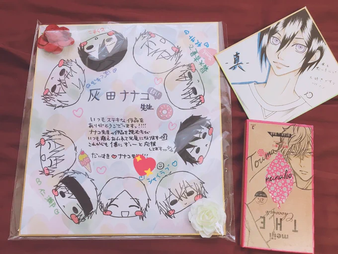 すべて手描きの歴代カプや真くんの色紙、斗真くんチョコなども🥰早速コレクション棚に飾らせていただきます❣️❣️さらに驚いたのが僕悪2巻口絵のブランケット(?!)サイズ比較に単行本並べてみたのですが大きい…色が綺麗…裏までモコモコ…凄い…😳😳本当にありがとうございます😭✨ 