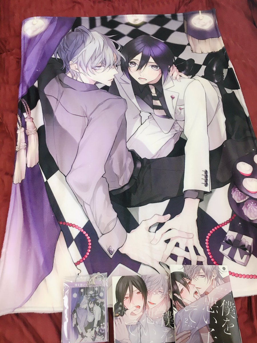 すべて手描きの歴代カプや真くんの色紙、斗真くんチョコなども🥰早速コレクション棚に飾らせていただきます❣️❣️さらに驚いたのが僕悪2巻口絵のブランケット(?!)サイズ比較に単行本並べてみたのですが大きい…色が綺麗…裏までモコモコ…凄い…😳😳本当にありがとうございます😭✨ 