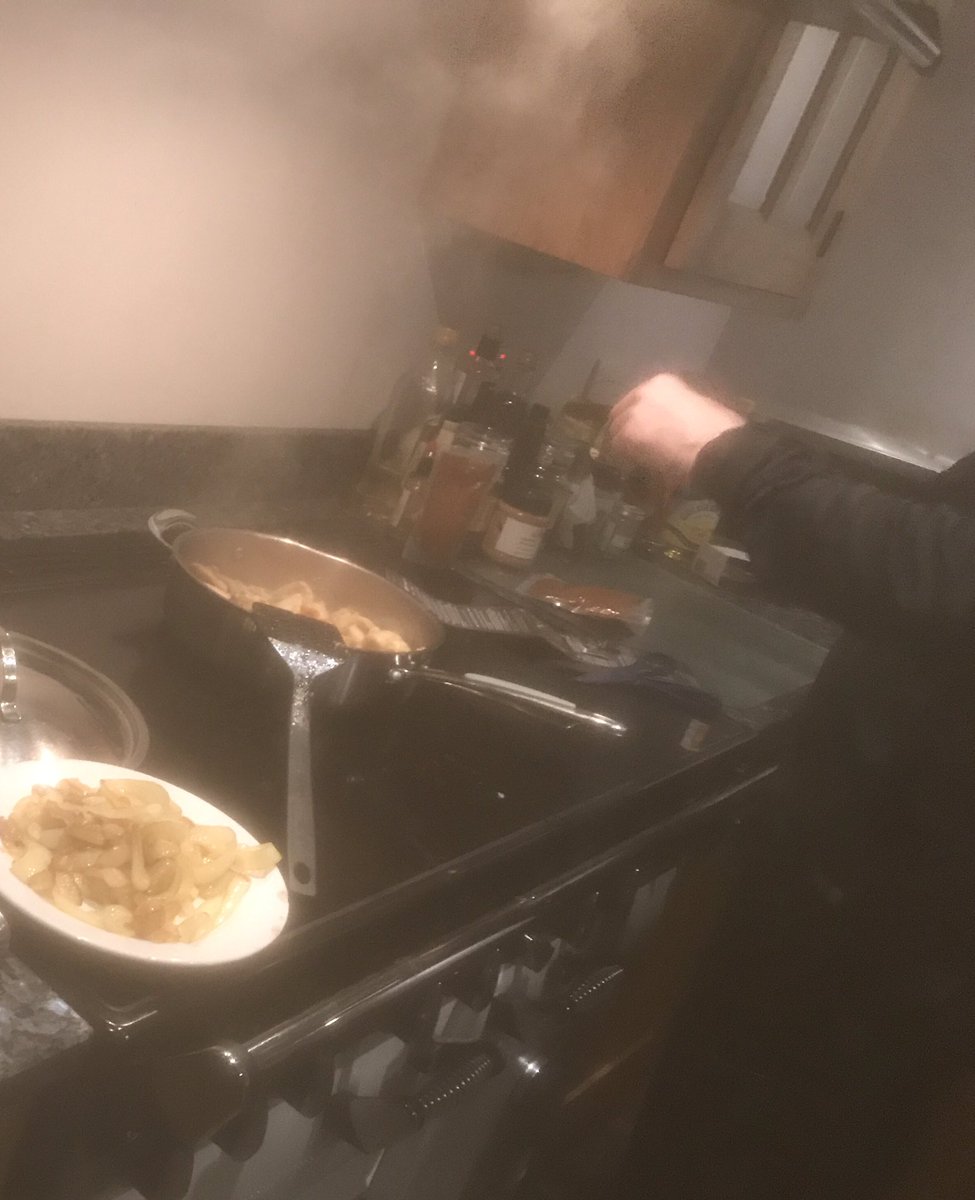 FayeKinnear's tweet photo. Going back to dads for a catch up with him and my bro #topchef #❤️hiscooking #chilledMondays https://t.co/Q2q04WG72P