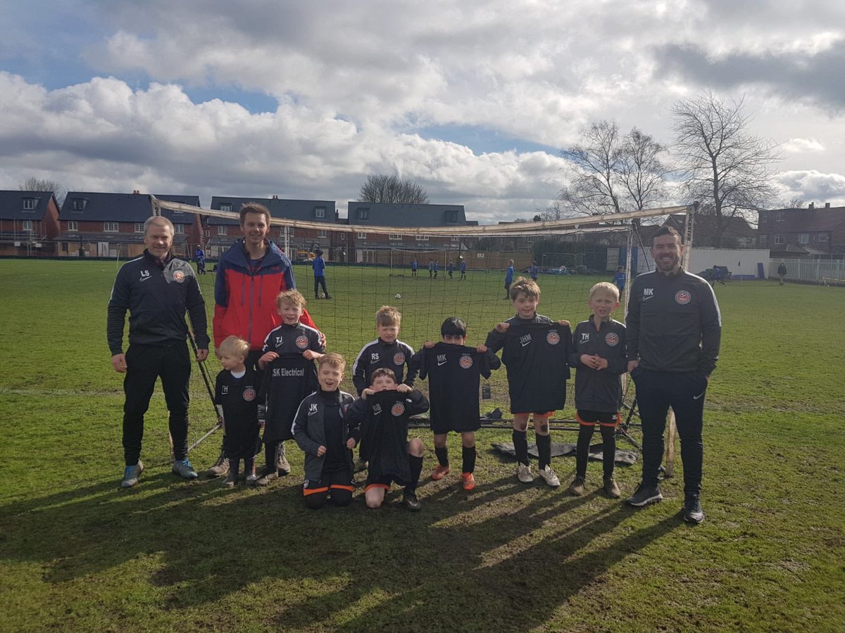 CSKELECLTD's tweet image. Great pleasure to present the Jackels with their new training tops and jackets at the weekend! Capped off with a win and and draw on the day...👍⚽️🥅  #cskelec #teamjackels