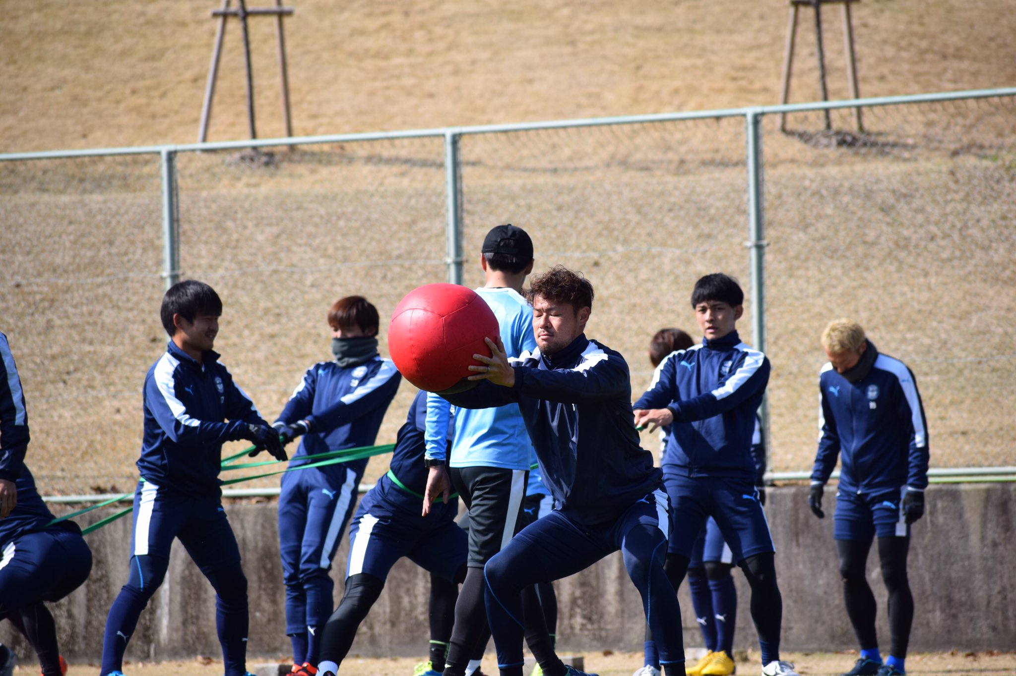 鹿児島ユナイテッドfc 暖かなお天気の かごしま健康の森公園 でトレーニングを行いました コンディショントレーニング後 ボール回しゲームを行い 選手同士声を掛け合い集中し行われました 練習後 Ktstv Kkb エルゴラ Jsgoal エフエム鹿児島 取材