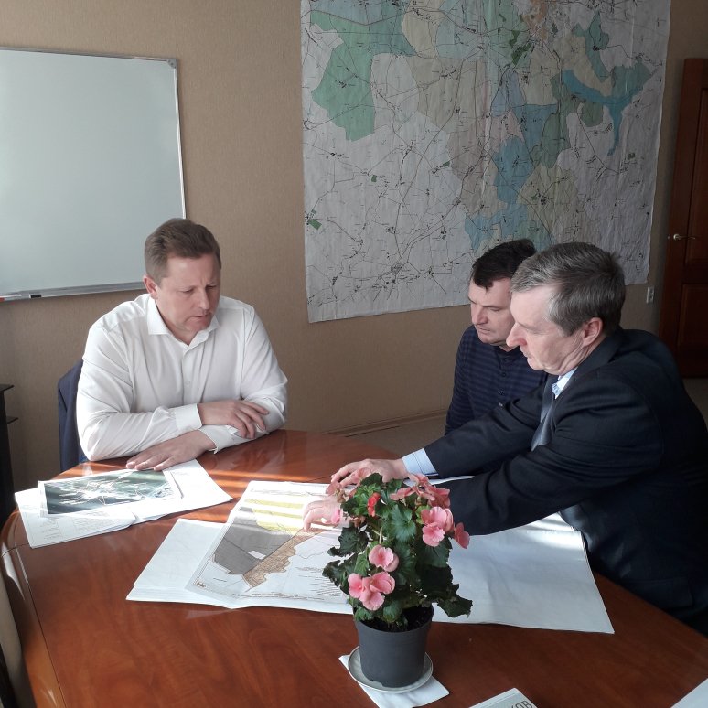 18 февраля в ходе личного приема    глава администрации  Сергей Козин  провел встречу с индивидуальным предпринимателем Марыновым А.В. В ходе встречи  обсуждалось инвестиционное предложение по строительству жилья в с.Лебедевка.