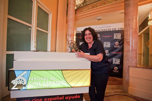 La directora <a href="/ArantxaEche/">Arantxa Echevarría</a>  posaba así de feliz tras recibir el #PremioSanPancracio revelación por #CarmenyLola 📸
Se lo entregaba @nicolaicoronado 🙃
#FestivaldeCineEspañoldeCáceres