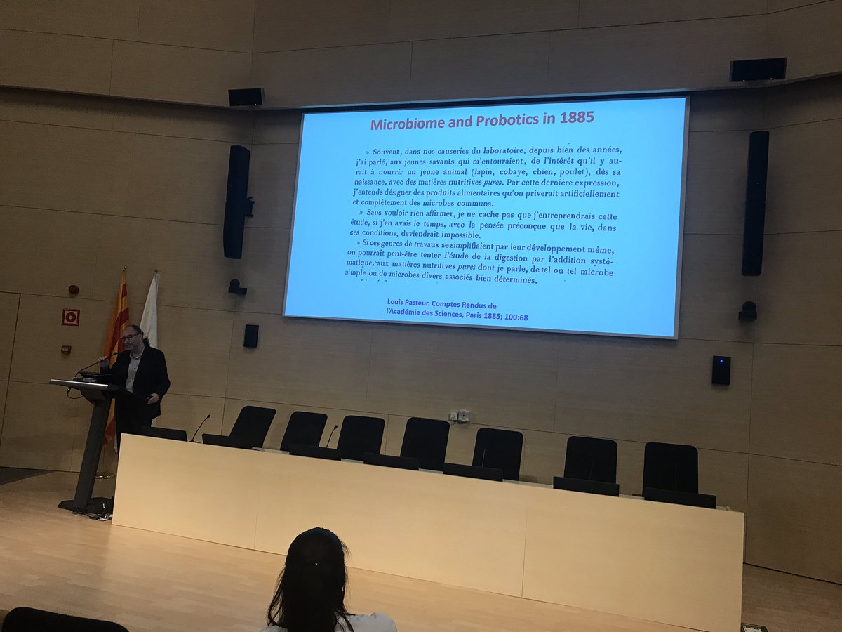 BalibreaJose's tweet photo. Comienza la 1a Jornada de Recerca de l’ICMDiM @hospitalclinic con la magnífica conferencia sobre #microbioma a cargo del Dr.Guarner del @VHIR_ #clinic #ICMDM https://t.co/VlYylc99oY