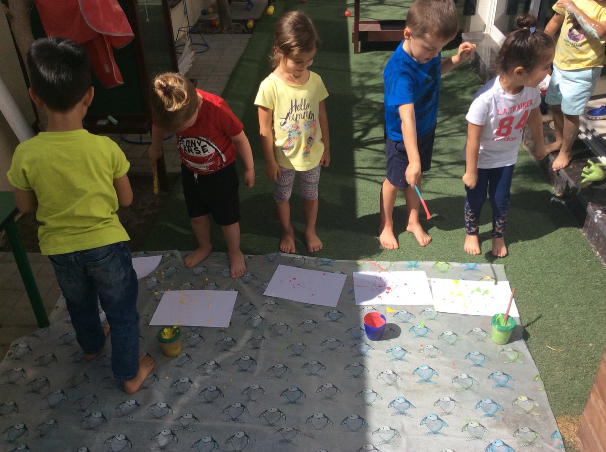 VHPS_FS1's tweet photo. FS1 Green have absolutely loved art day today! We have started our paintings inspired by Andy Warhol, we created paintings in the style of Jackson Pollock and we got messy in shaving foam and paint. Such a fun day #artday #messyplayisthebestplay #vhps https://t.co/DTIjUeum4G