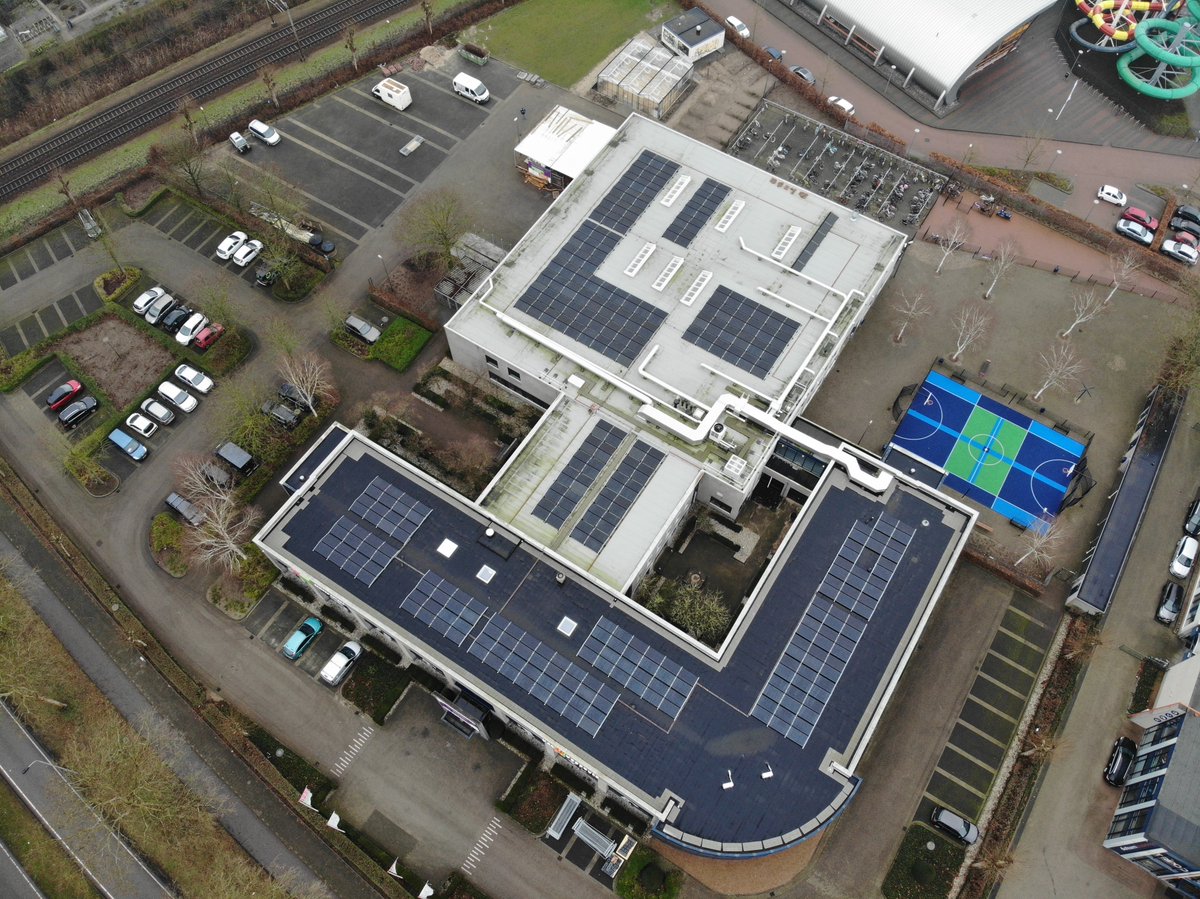 EnergyIndeed's tweet photo. De plaatsing van de circa 16.000 zonnepanelen op ruim 30 scholen van Carmel ligt op schema. Mooie luchtbeelden al! @stgcarmel @AvalonAdvies https://t.co/OAZcgGlISQ