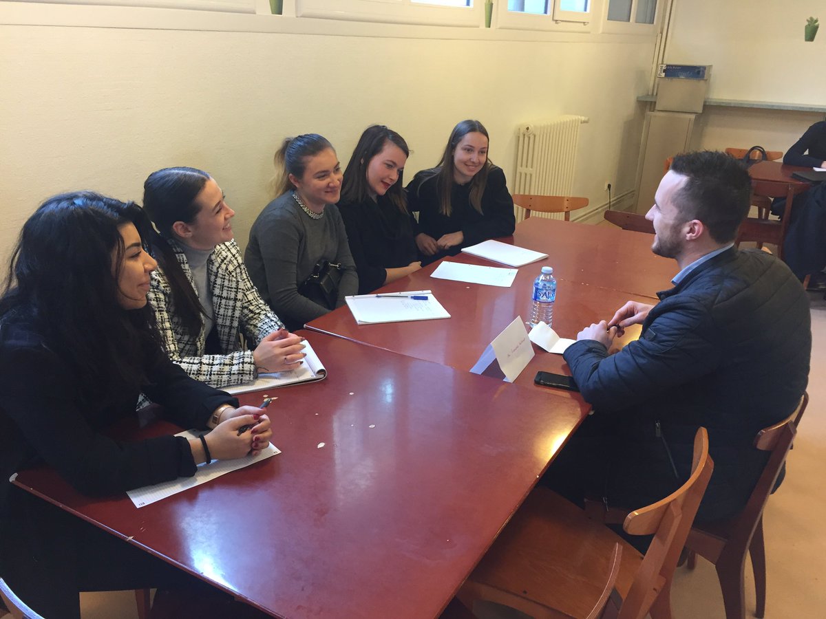 Paola_Villam's tweet photo. Les BTS CI du @lyceejarennes rencontrent des entrepreneurs et des conseillers du #commerceexterieur #cce sur des thématiques multiculturelles et de développement à l’international. https://t.co/vfIhidXDXH