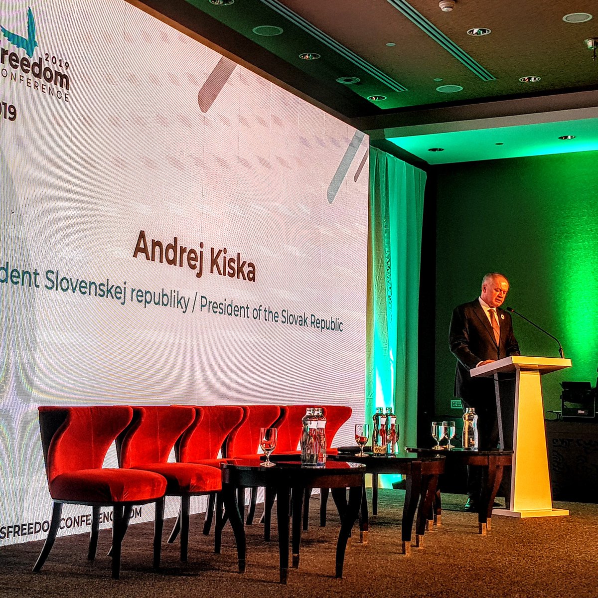 Prezydent Słowacji w bardzo dobrym angielskim na konferencji o wolności słowa w Bratysławie: "O demokrację muszą walczyć odważni obywatele, w tym profesjonalni dziennikarze". 

 #pfc2019