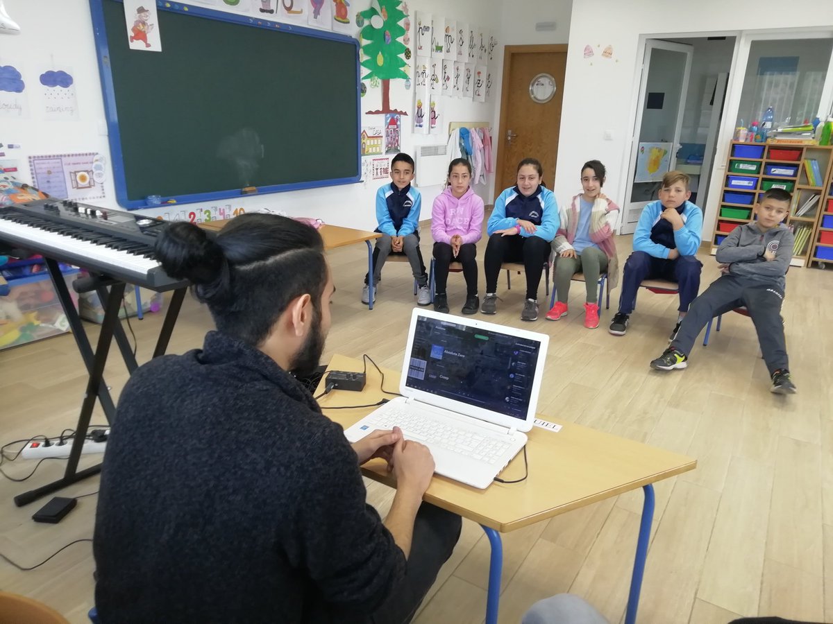 miguel_ceip's tweet image. @xloXlolex alumno @fpiescampa  #SwDev muestra a alumnado CEIP Miguel Hdez sus composiciones música electrónica #gamemusic @gamedev_innicia

@educacionenmlg
@mercedesgpaine @cepmalaga @InniciaAnd @EducaAndInnova @Cat_videojuegos @PoloDigitalMLG  @elenamillanv @javierimbroda