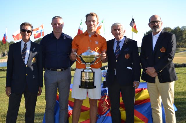 Super trots zijn wij op Koen Kouwenaar! Hij heeft de Engelsman Callum Farr verslagen en zo de Copa S. M. El Rey 2019 (het Spaans amateurkampioenschap golf) gewonnen. Namens Looijmans golf teaching van harte gefeliciteerd met deze topprestatie! rfegolf.es/CompetenciaPag…