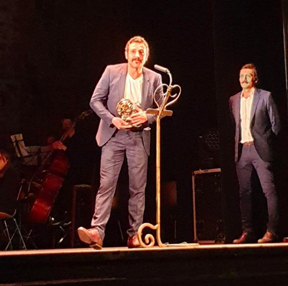 El premio #SanPancracio al mejor actor serie lo recogía @isakferriz  por <a href="/gigantes/">Gigantes en Movistar+</a> 🙂 y se lo entregaba su compañero de reparto #DanielHolguín 
#FestivaldeCineEspañoldeCáceres