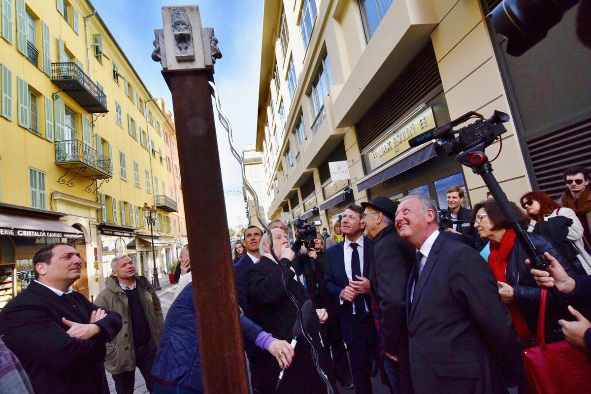 cestrosi's tweet photo. Venez découvrir les 3 œuvres d’art nouvellement installées dans la rue Alexandre Mari, à l’entrée du Vieux-#Nice06 : le « Capuchon mordu» de @juliengudea,  « Les guetteurs » de Gilbert Pedinielli, et « La foule » de Miryan Klein. #ILoveNice https://t.co/JVnrxIjbew