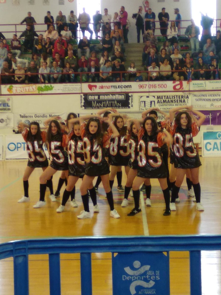 CBAlmansa's tweet photo. Todo un lujazo contar con nuestras #ChicasCBAlmansa y en esta ocasión, también con los componentes del grupo de baile de Laura Saco, #LSDance. ¡Un ritmo y una alegría que son la mar de contagiosos y que nos ponen las pilas para comenzar el día! ¡Mil gracias! #LaFuerzadelEquipo https://t.co/t1XJuZONlA
