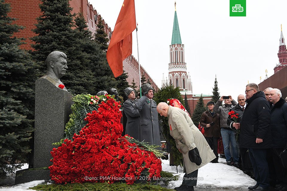 Памятник сталину у кремлевской стены в москве Памятник сталину у кремлевской стены в москве